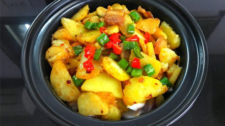 麻辣干锅土豆,将土豆片盛入锅仔内,点一块酒精。