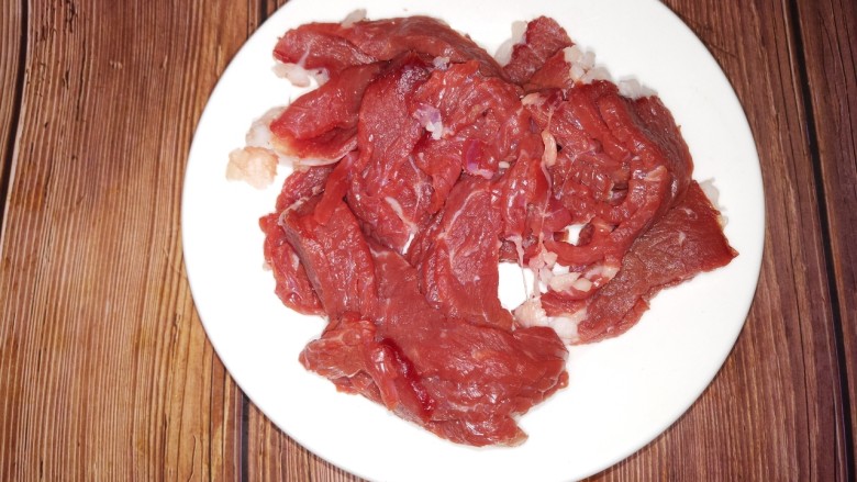 炒牛肉,请准备300克<a style='color:red;display:inline-block;' href='/shicai/ 216'>牛肉</a>切成片。