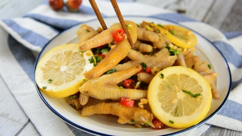 清新柠檬沁香与酸爽萌辣在唇齿间的美妙回味，叫你欲罢不能