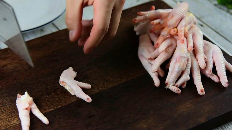 清新柠檬沁香与酸爽萌辣在唇齿间的美妙回味，叫你欲罢不能,鸡爪剪去指甲，对半切开。