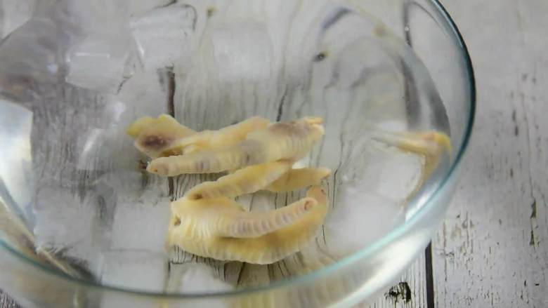 清新柠檬沁香与酸爽萌辣在唇齿间的美妙回味，叫你欲罢不能,捞出放入冰水中过凉。