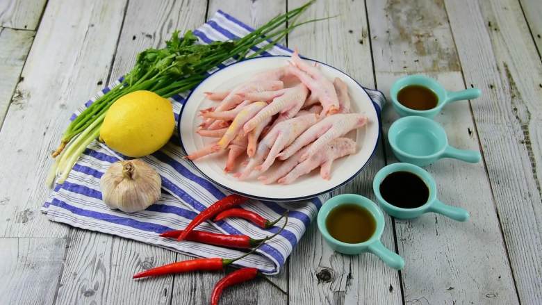 清新柠檬沁香与酸爽萌辣在唇齿间的美妙回味，叫你欲罢不能,『食材』

<a style='color:red;display:inline-block;' href='/shicai/ 89'>鸡爪</a>/<a style='color:red;display:inline-block;' href='/shicai/ 131'>香菜</a>/<a style='color:red;display:inline-block;' href='/shicai/ 595'>柠檬</a>/<a style='color:red;display:inline-block;' href='/shicai/ 3738'>芝麻油</a>
蒜/葱/<a style='color:red;display:inline-block;' href='/shicai/ 718'>料酒</a>/盐/<a style='color:red;display:inline-block;' href='/shicai/ 788'>生抽</a>/糖/醋