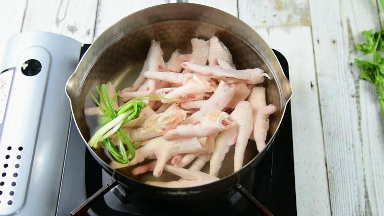 清新柠檬沁香与酸爽萌辣在唇齿间的美妙回味，叫你欲罢不能,鸡爪冷水下锅，放入葱结，淋入料酒。
大火烧开，撇去浮沫，转中火继续煮8分钟。