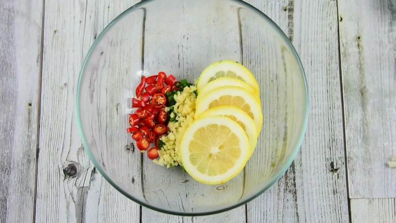 清新柠檬沁香与酸爽萌辣在唇齿间的美妙回味，叫你欲罢不能,小米椒切圈、葱切末、香菜切末、蒜切末、柠檬切片。