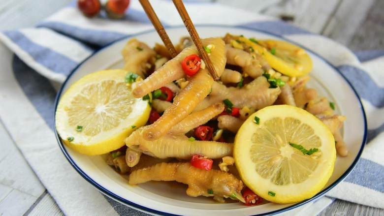 清新柠檬沁香与酸爽萌辣在唇齿间的美妙回味，叫你欲罢不能,冰爽酸辣的柠檬凤爪，比泡椒凤爪还过瘾！