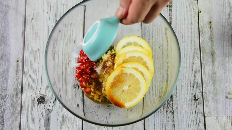 清新柠檬沁香与酸爽萌辣在唇齿间的美妙回味，叫你欲罢不能,加入盐、糖、生抽、白醋、芝麻油。