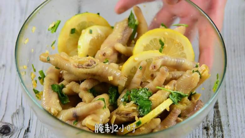 清新柠檬沁香与酸爽萌辣在唇齿间的美妙回味，叫你欲罢不能,倒入鸡爪，抓匀，腌制2小时即可。