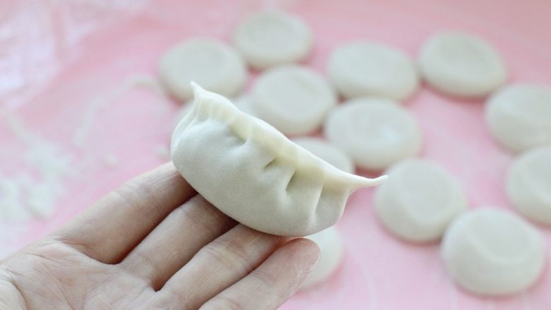 猪肉芹菜煎饺,再分别从两边捏出褶状,也可以按照自己平时习惯的手法包好饺子