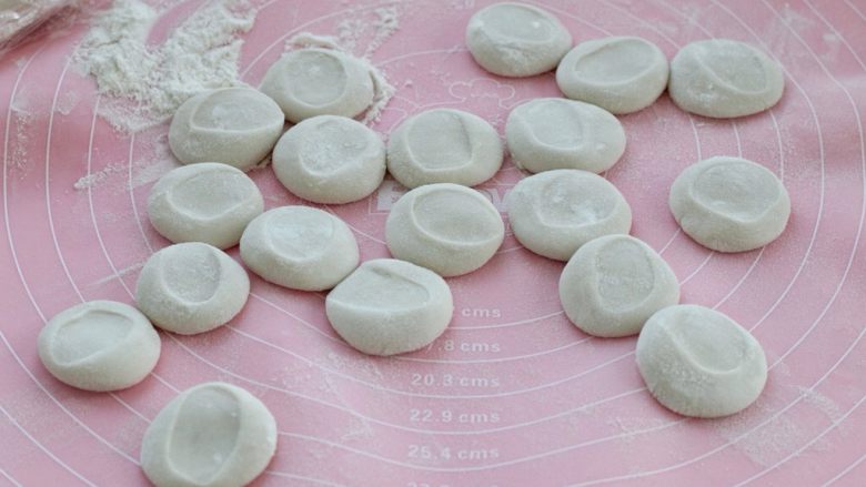 猪肉芹菜煎饺,取出面团揉匀后切割成大小均匀的面剂子,用手掌根按扁