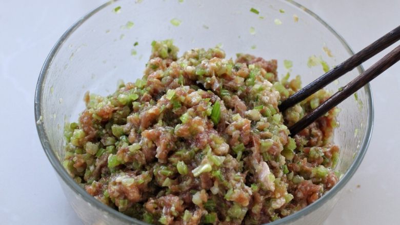 猪肉芹菜煎饺,将芹菜切碎放入肉馅中,拌匀后饺子馅就调好了