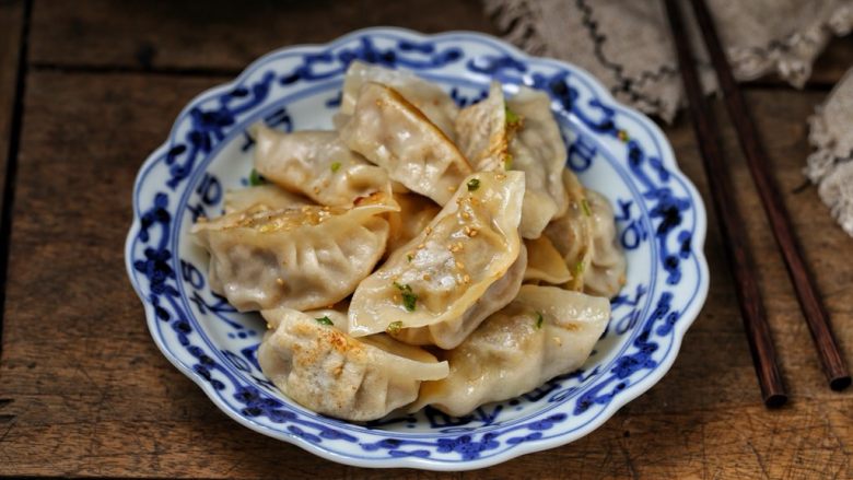 猪肉芹菜煎饺,一道美味诱人的猪肉芹菜馅煎饺就完成了，香喷喷好吃看得见！