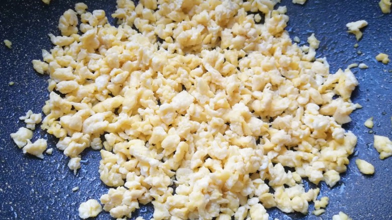 韭菜鸡蛋馅饺子, <a style='color:red;display:inline-block;' href='/shicai/ 9'>鸡蛋</a>打散,加一点点水搅拌均匀,炒锅烧热倒入适量的食用油,下入蛋液用筷子快速划炒定型,晾凉备用。