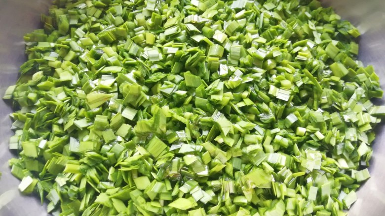 韭菜鸡蛋馅饺子, 切好的韭菜放入盆里,加入<a style='color:red;display:inline-block;' href='/shicai/ 847'>香油</a>搅拌均匀。