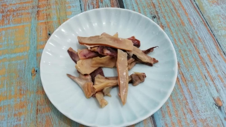 牛油果墨鱼牛肉丸汤,然后切成条