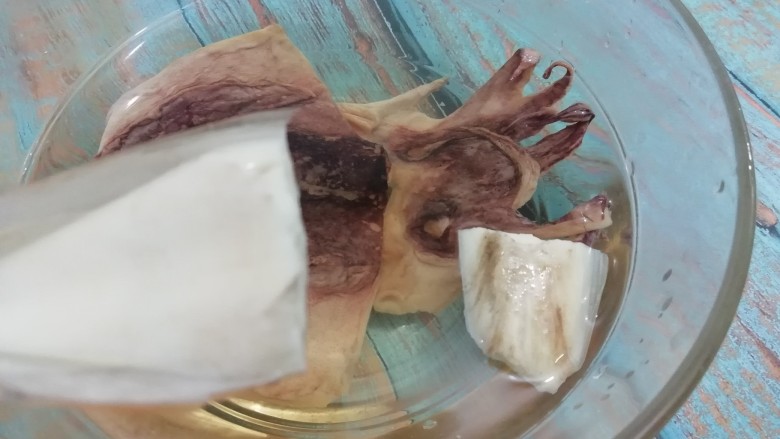 牛油果墨鱼牛肉丸汤,泡好的墨鱼将里面的白壳去掉