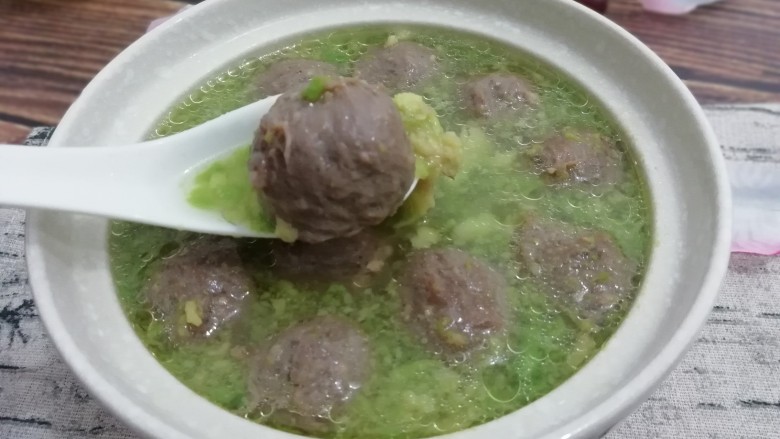 牛油果墨鱼牛肉丸汤,装入碗中