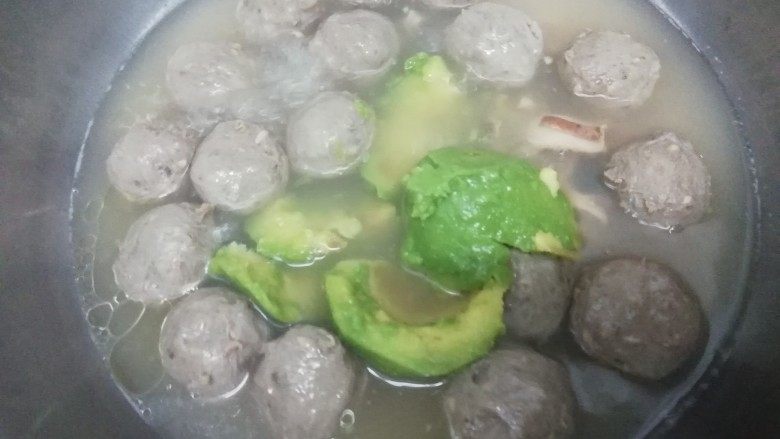 牛油果墨鱼牛肉丸汤,再放入牛油果煲五分钟
