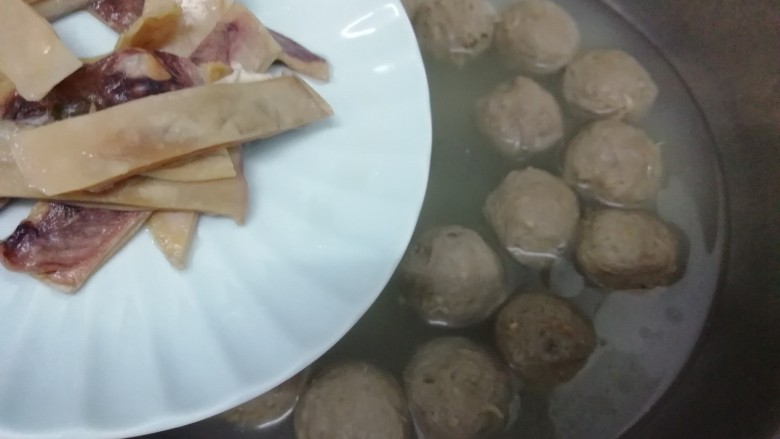 牛油果墨鱼牛肉丸汤,然后放入墨鱼条煲十分钟