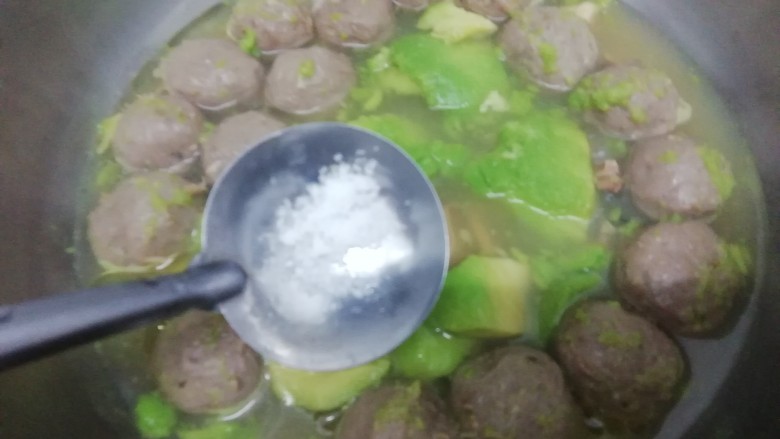 牛油果墨鱼牛肉丸汤,最后放入盐搅拌均匀即可关火