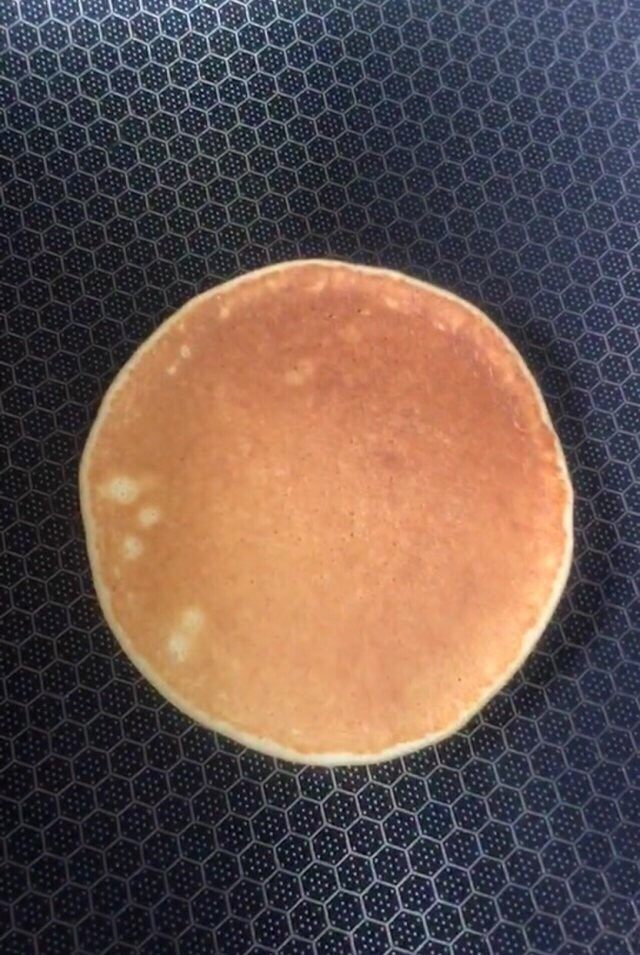 美味松饼🥞,小火煎熟,微微出现气孔后,将可以用铲子翻面啦,香蕉松饼🥞就完成啦