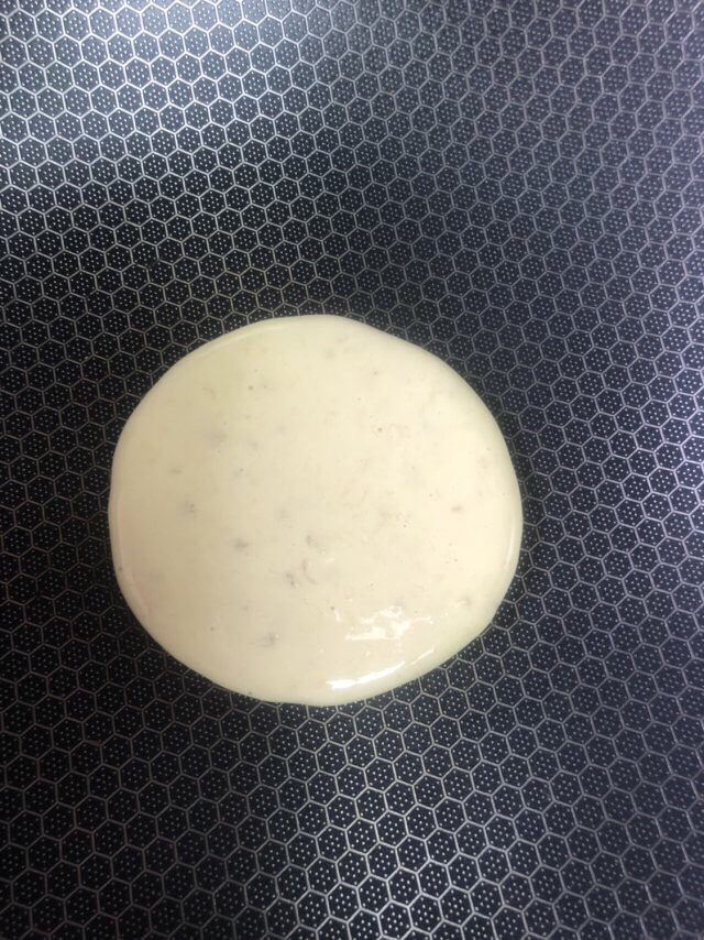 美味松饼🥞,不粘锅锅热舀一勺面糊放入锅中,滴落成圆形⭕️