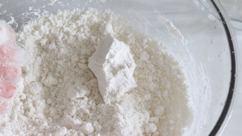 重阳美食,重阳糕,孝敬老人首选,状态是,散的颗粒状,用手握的话,可以成团就可以了,不需要太湿润。所以水的话,是要逐次加入,不要一次加入,看状态再酌情加。