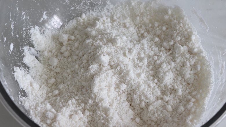 重阳美食,重阳糕,孝敬老人首选,用俩个手来回再搓一下,让大的团,散开,面粉湿度都均匀了。
。