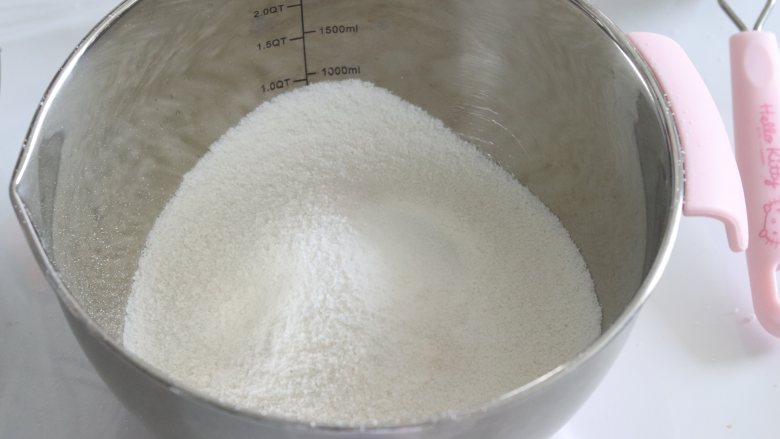 重阳美食,重阳糕,孝敬老人首选,过筛的时候,可以用手取摁压着湿粉过筛,目的是让粉蓬松即可,所以也是很快就完成的。