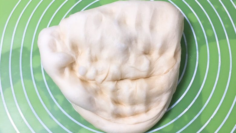 红豆奶香吐司面包,整理排气,刚刚出来的面团有很多气泡。