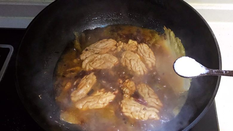 香辣脑花面,加入3克精盐,大火收汁