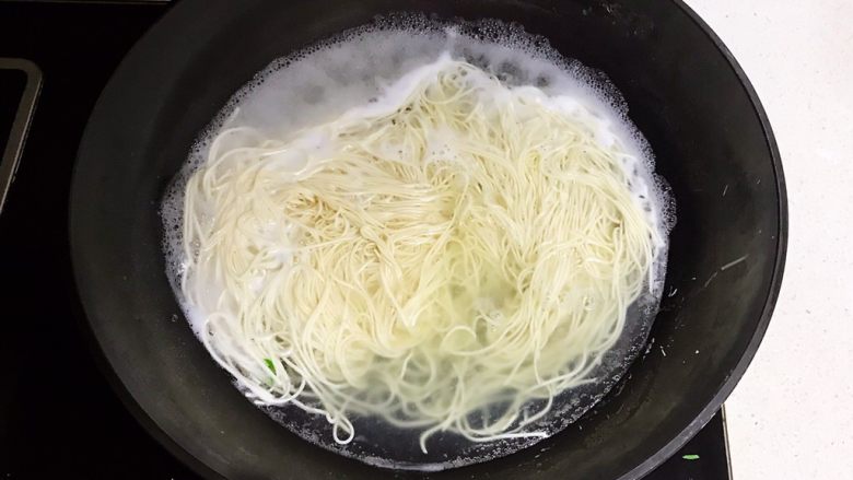 香辣脑花面,水烧开后加入面条,煮3分钟即可