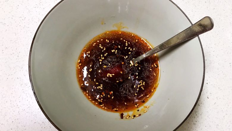香辣脑花面,调匀,碗汁做好了