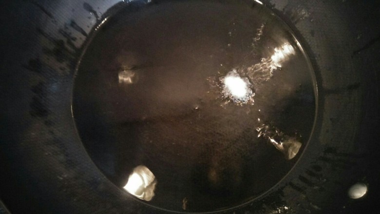 十味 炸面包,锅内放油加热,用筷子插入油中会起很多小泡泡,或者放一块小面团能快速浮起来转中小火,就可以炸了。