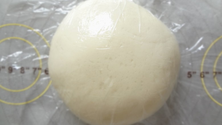 苏式玫瑰豆沙酥,揉成光滑的面团盖上保鲜膜静置30分钟