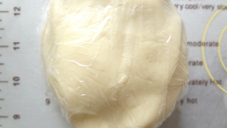 苏式玫瑰豆沙酥,取出盖上保鲜膜待用