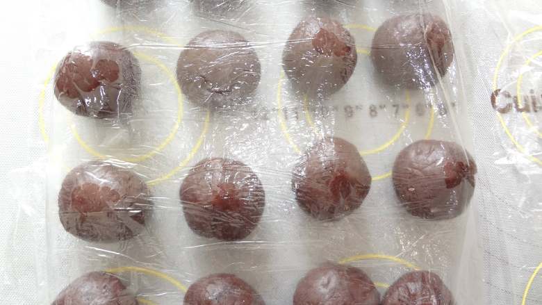苏式玫瑰豆沙酥,玫瑰豆沙馅分成20克20个搓圆盖上保鲜膜备用