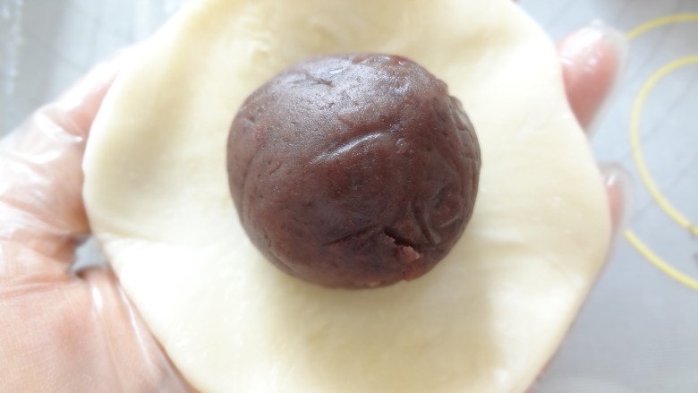 苏式玫瑰豆沙酥,擀成中间厚边缘薄的皮放上玫瑰豆沙同样用虎口向上收,