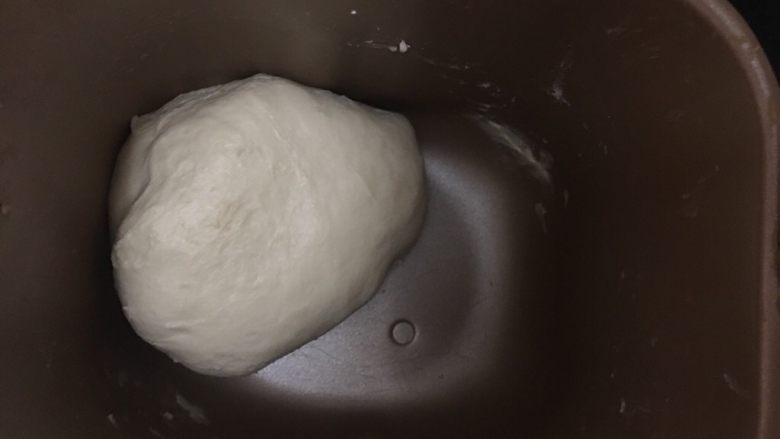 吐司面包,面包机揉20分钟后加入黄油,继续揉20分钟,揉出膜为宜