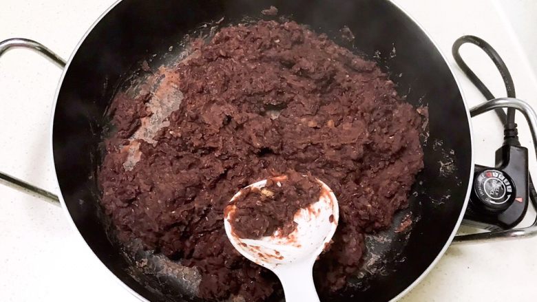 自制红豆沙,小火慢炒,边炒边用勺子碾压红豆,红豆沙不用全部压碎,有点原粒豆子口感更棒