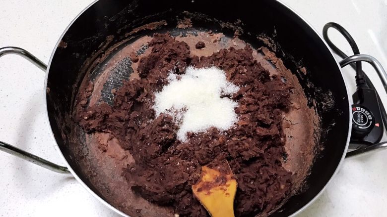 自制红豆沙,炒至红豆变得微干后,加入白砂糖