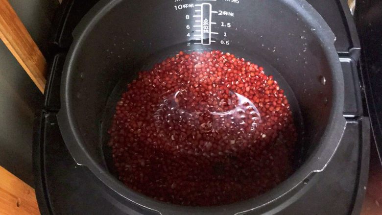 自制红豆沙,把浸泡好的红豆放入压力锅里,水量没过红豆即可