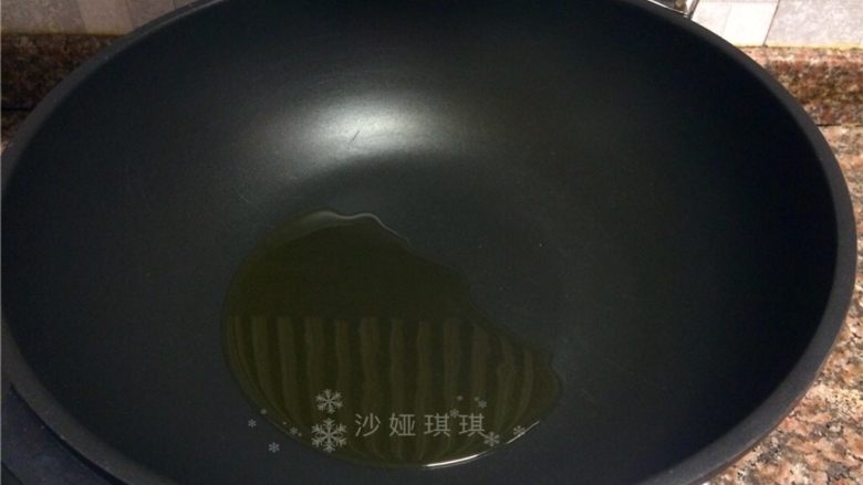 茄汁肉末豆腐,热锅倒油烧至八成热。