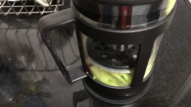 十味 巧用法压壶制一夜渍泡菜,冷藏五、六小时后,从冰箱中取出。再用力压一下盖子,尽可能挤出更多汁液。