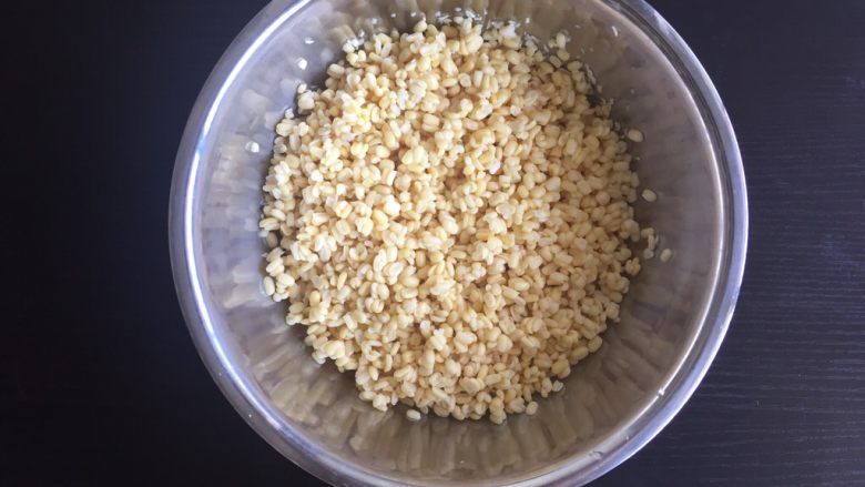 自制绿豆糕,绿豆反复搓抓,冲水,直到把皮去干净备用