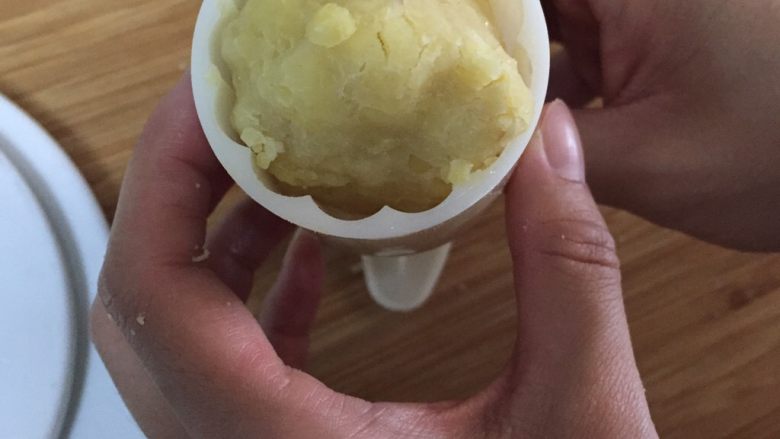 自制绿豆糕,选择喜欢的模具,我用50克月饼模具,取50克绿豆泥装入模具