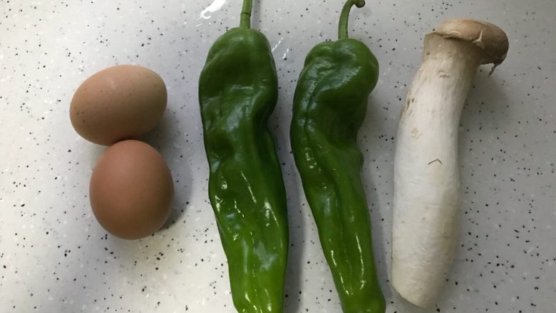 十味 青椒杏鲍菇炒鸡蛋,首先我们准备好所有食材