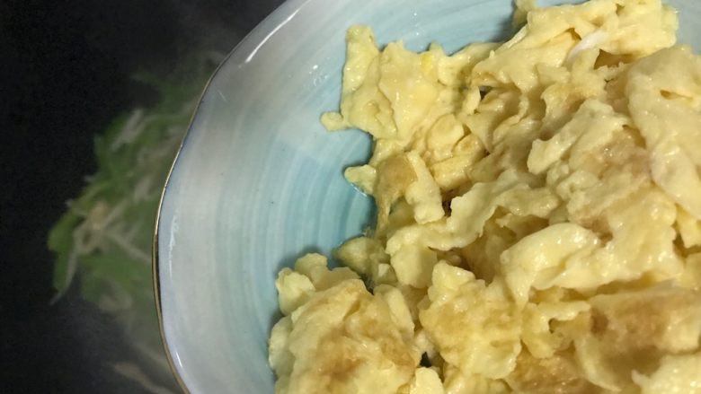 十味 青椒杏鲍菇炒鸡蛋,加入之前炒好的鸡蛋