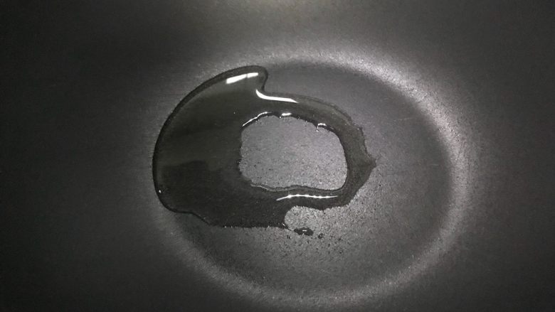 十味 青椒杏鲍菇炒鸡蛋,锅内入少许食用油