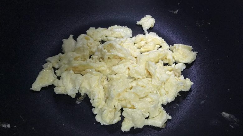 十味 青椒杏鲍菇炒鸡蛋,待锅内油七分热时,下鸡蛋液,迅速翻炒至鸡蛋液凝固结块,盛出备用