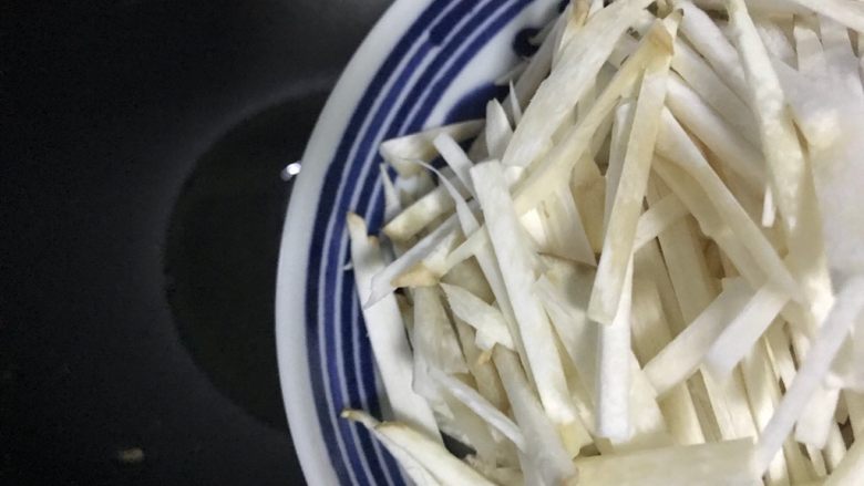 十味 青椒杏鲍菇炒鸡蛋,待锅内油七分热时,下杏鲍菇